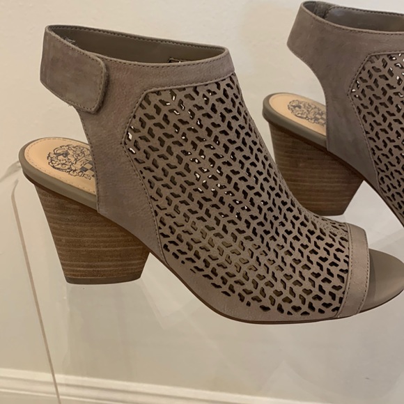 Vince Camuto  perforated open toe shooties - Picture 2 of 9